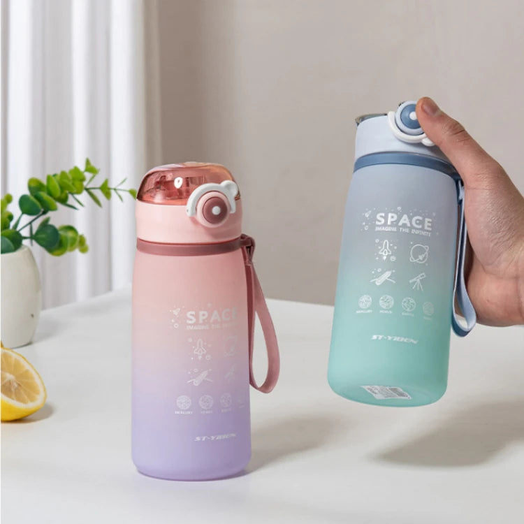 Garrafa de Água 630ml – Com Cordão, Tampa Plástica e Design Esportivo