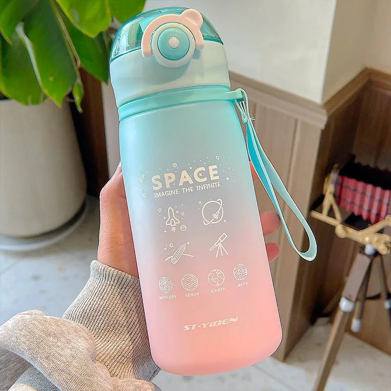 Garrafa de Água 630ml – Com Cordão, Tampa Plástica e Design Esportivo