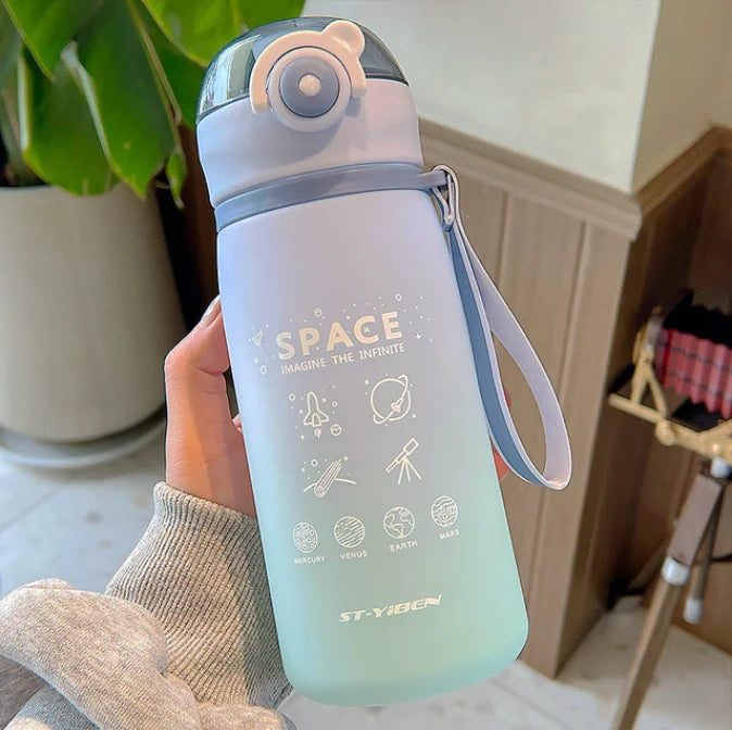 Garrafa de Água 630ml – Com Cordão, Tampa Plástica e Design Esportivo