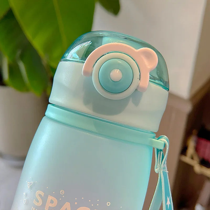 Garrafa de Água 630ml – Com Cordão, Tampa Plástica e Design Esportivo