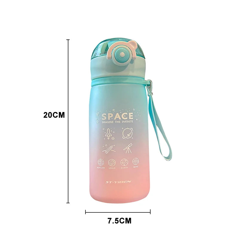 Garrafa de Água 630ml – Com Cordão, Tampa Plástica e Design Esportivo