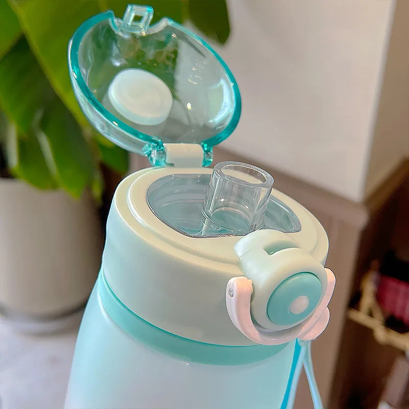 Garrafa de Água 630ml – Com Cordão, Tampa Plástica e Design Esportivo