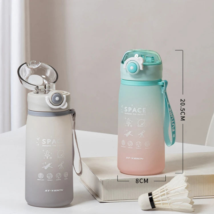 Garrafa de Água 630ml – Com Cordão, Tampa Plástica e Design Esportivo