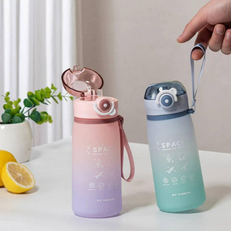 Garrafa de Água 630ml – Com Cordão, Tampa Plástica e Design Esportivo