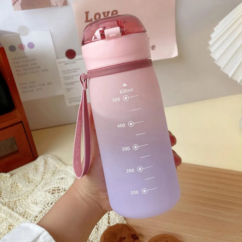 Garrafa de Água 630ml – Com Cordão, Tampa Plástica e Design Esportivo